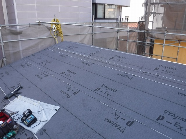 守山区でカラーベストから横断ルーフへの葺き替え工事、新規屋根材を設置し工事を完了してく様子を紹介